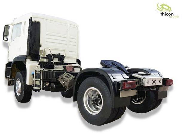 Ein weißer Lkw ohne Anhänger, von der Seite und leicht von hinten gesehen. Das Logo 'thicon models' ist in der oberen rechten Ecke.