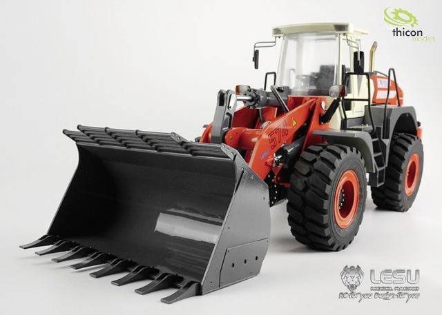 Ein detailgetreues Modell eines roten Radladers mit schwarzer Schaufel. Vorderansicht. Logo von "thicon models" sichtbar.