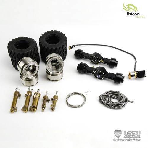 'Ein Set aus Modellbauzubehör. Enthält Räder, Achsen, Metallteile und Kabel, geeignet für RC-Modellfahrzeuge.'