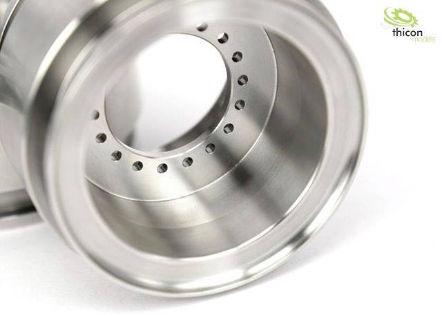 Metallisches Modellbau-Rad, Nahaufnahme. Zeigt präzise gebohrte Löcher und glatte Oberfläche. Thicon models Logo in der Ecke.