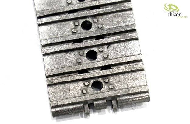 Einzelnes Metallpanzersegment mit Löchern und Nieten, Teil eines Kettenfahrzeugs. Rechts oben ist ein Logo der Firma 'thicon models'.