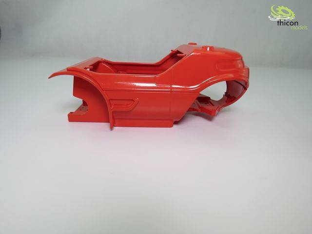 Rotes Kunststoffmodell eines Geländefahrzeugchassis auf weißem Hintergrund. Marke 'Thicon Models' oben rechts.