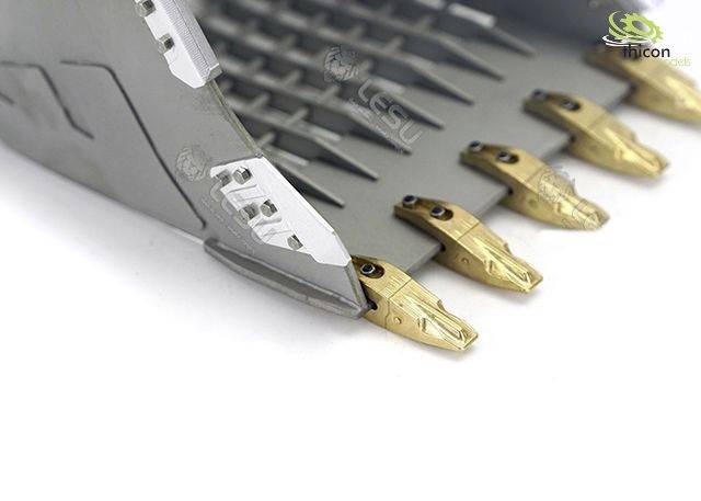 'Ersatzmesser für Mähdrescher', zeigt auswechselbare Schneidekanten in Metall und Gold, angeordnet auf einer grauen Oberfläche.