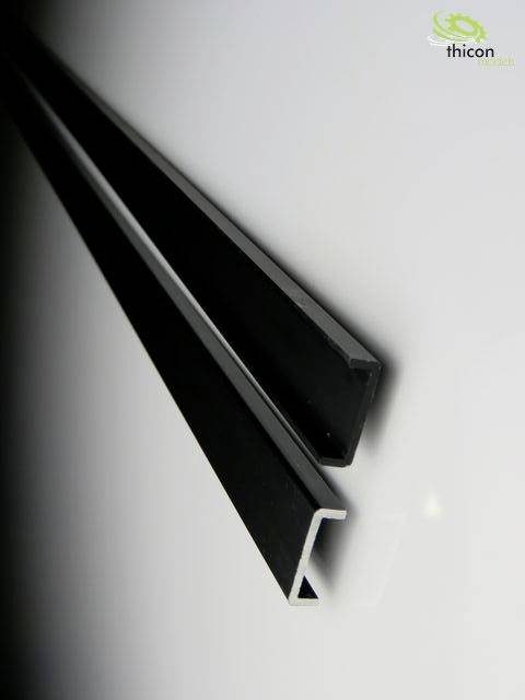 Zwei schwarze Aluminiumprofile in L-Form, diagonal vor hellem Hintergrund. Oben rechts ist ein grünes Logo von 'thicon models' zu sehen.