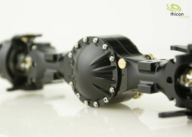 Schwarze Modellachse mit Schrauben und Logo 'thicon model'. Detailansicht eines technischen Teils, vermutlich eines Fahrzeugs.