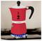 Ein roter Espressokocher mit der Aufschrift "Bialetti Rainbow" erhitzt sich auf einem Gasherd mit blauer Flamme und verfügt über einen schwarzen Griff und Deckelknopf.