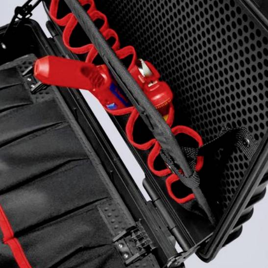 Ein geöffneter Werkzeugkoffer mit eingelegten roten und schwarzen Werkzeugen, einschließlich eines roten Schraubenziehers und einer Zange.