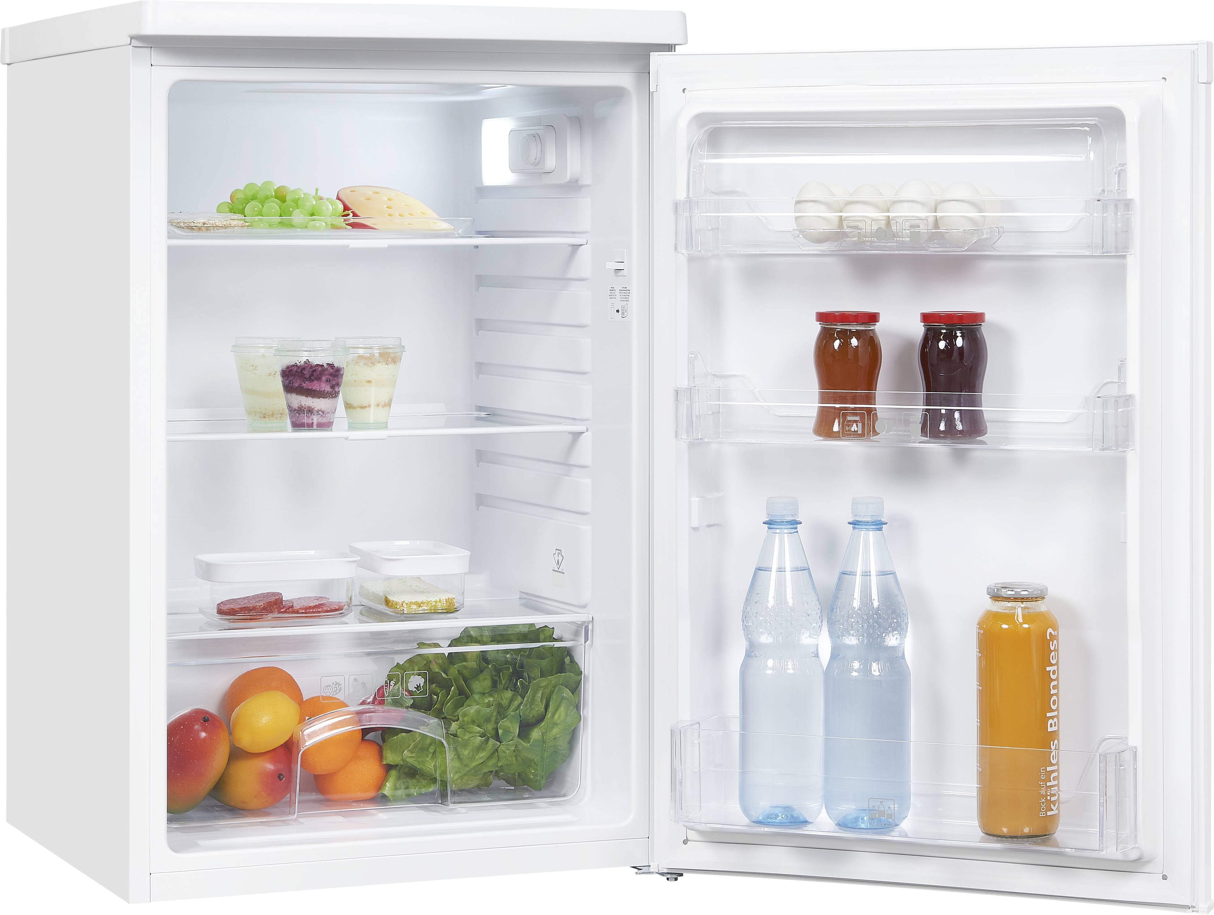 Offener weißer Kühlschrank mit Obst, Gemüse und Getränken innen. Tür enthält Eier, Soßenflaschen und Wasserflaschen.