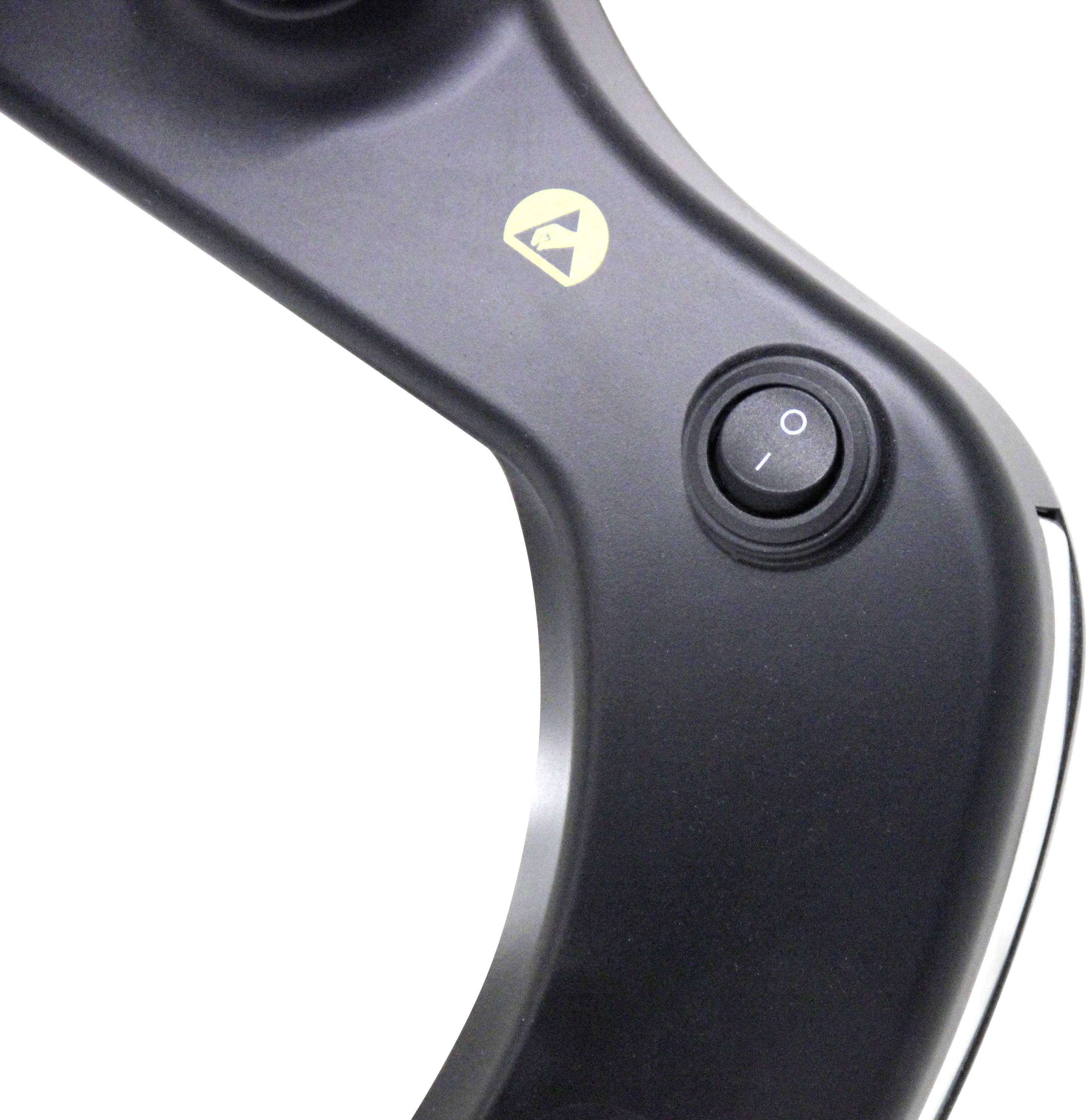 Nahaufnahme eines schwarzen Geräts mit einem Ein-/Ausschalter und einem gelben Warnsymbol.