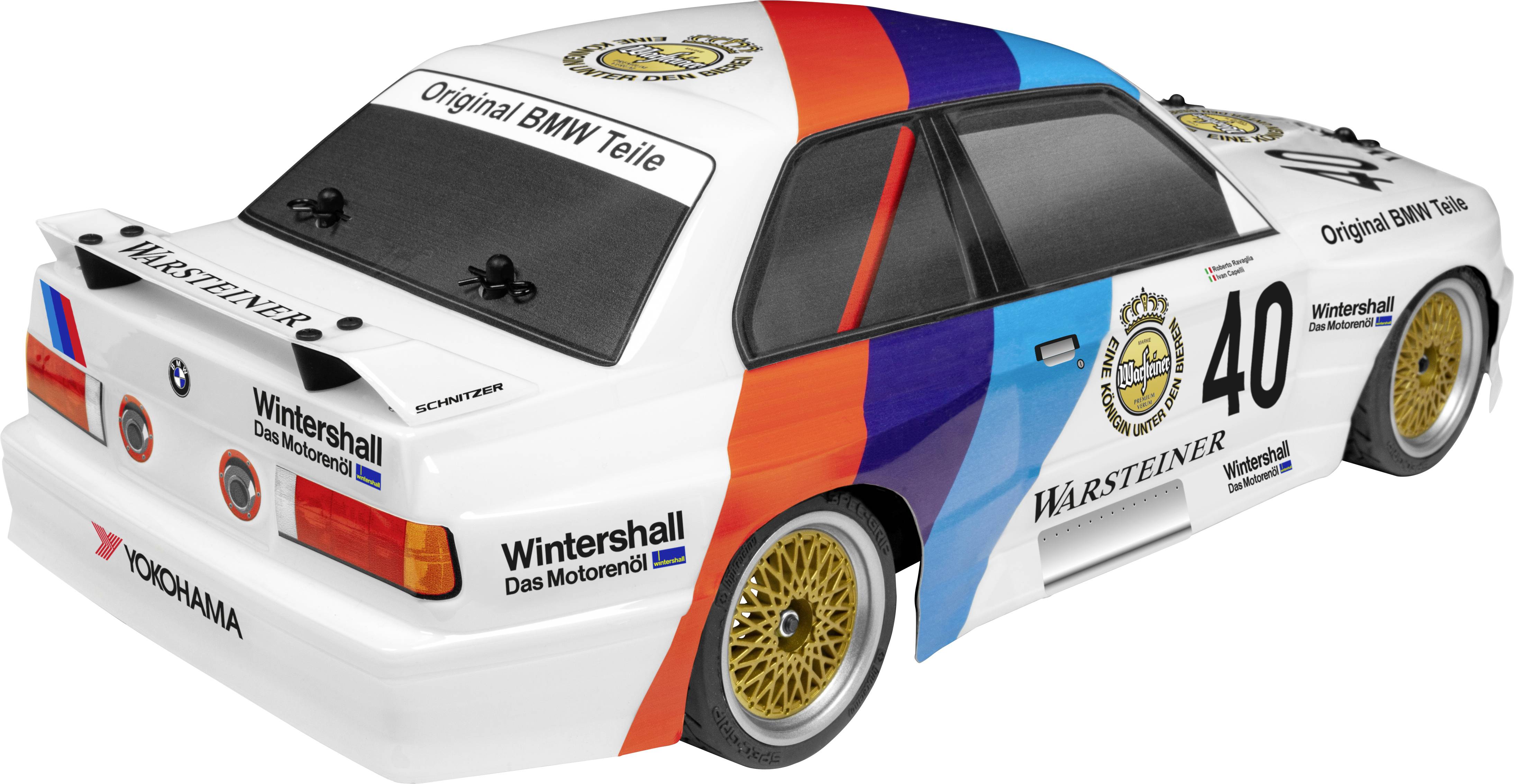 Ein weißer BMW-Rennwagen mit Werbeaufklebern, darunter 'Warsteiner' und 'Yokohama'. Die Startnummer 40 ist auf der Seite zu sehen.