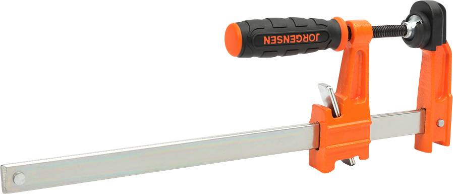 Eine orangefarbene Schraubzwinge mit schwarzem, ergonomischem Griff klemmt ein Metallstück.