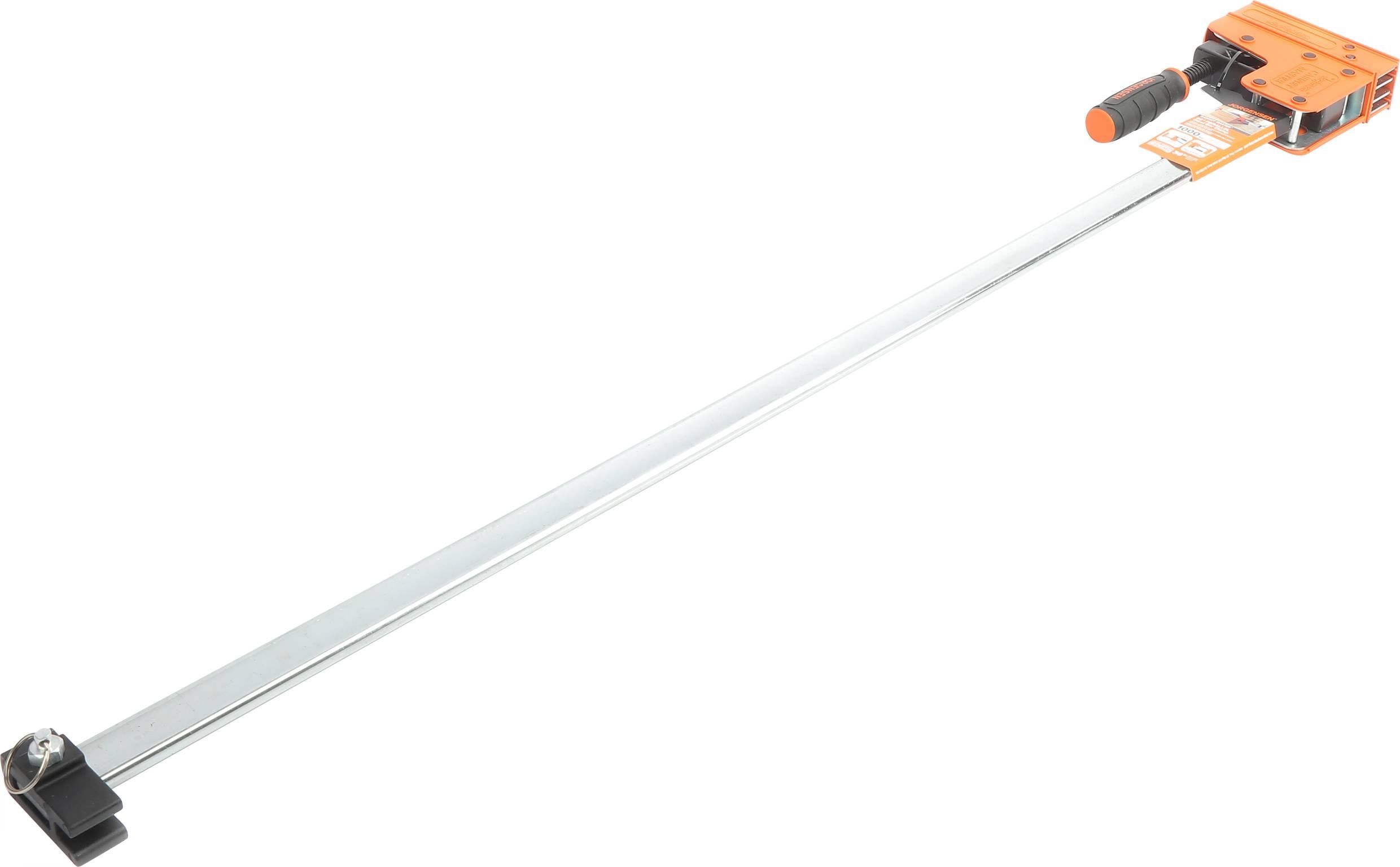 Eine lange Metallklemme mit orangen Griffen, die für Holz- oder Metallarbeiten verwendet wird. Ideal zur Fixierung von Werkstücken.