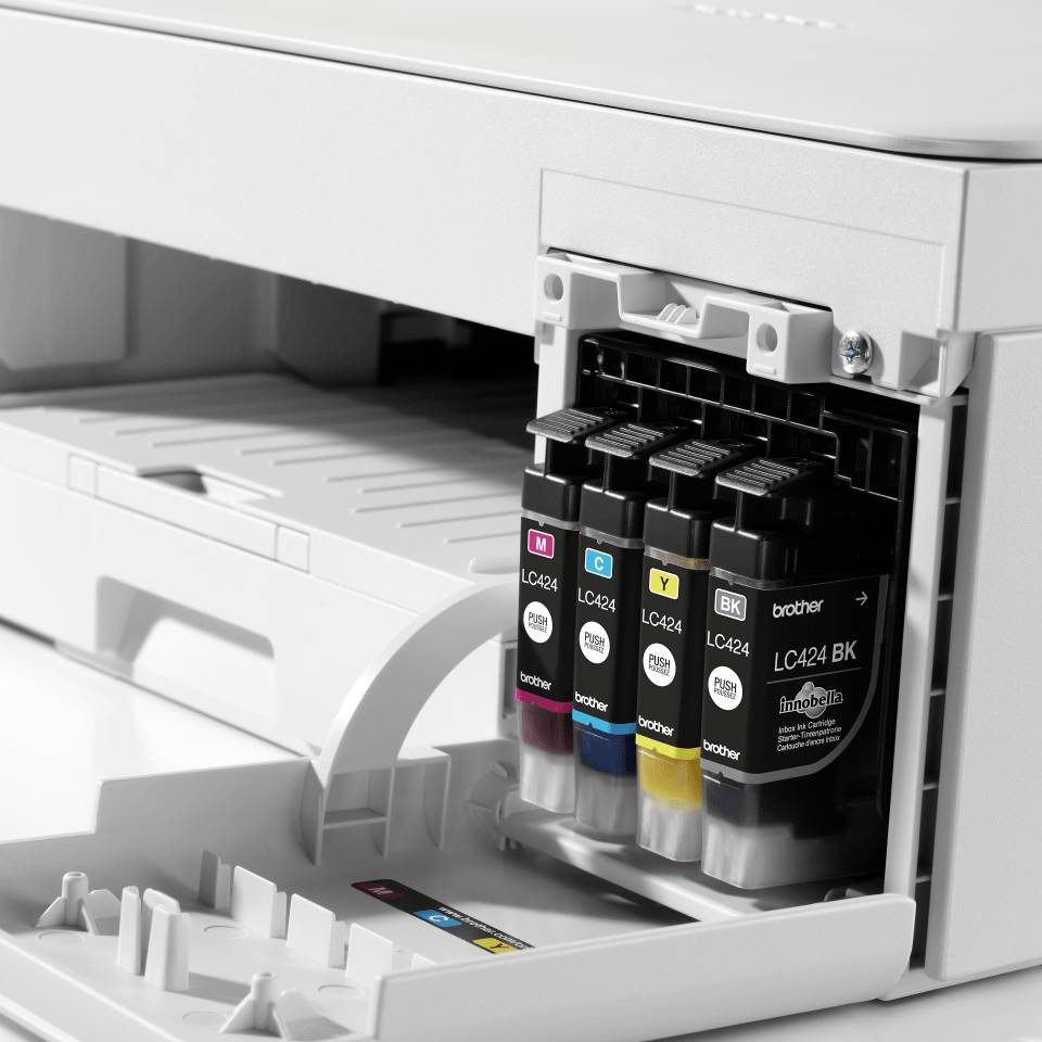 Drucker mit geöffneter Klappe zeigt vier Tintenpatronen in den Farben Magenta, Cyan, Gelb und Schwarz.