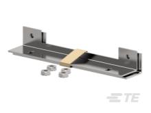 Ein Metallhalter mit mehreren Löchern und Schrauben zur Befestigung. Fähig zur Stabilisierung von Bauteilen in Maschinen.