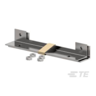 Ein Metallhalter mit mehreren Löchern und Schrauben zur Befestigung. Fähig zur Stabilisierung von Bauteilen in Maschinen.