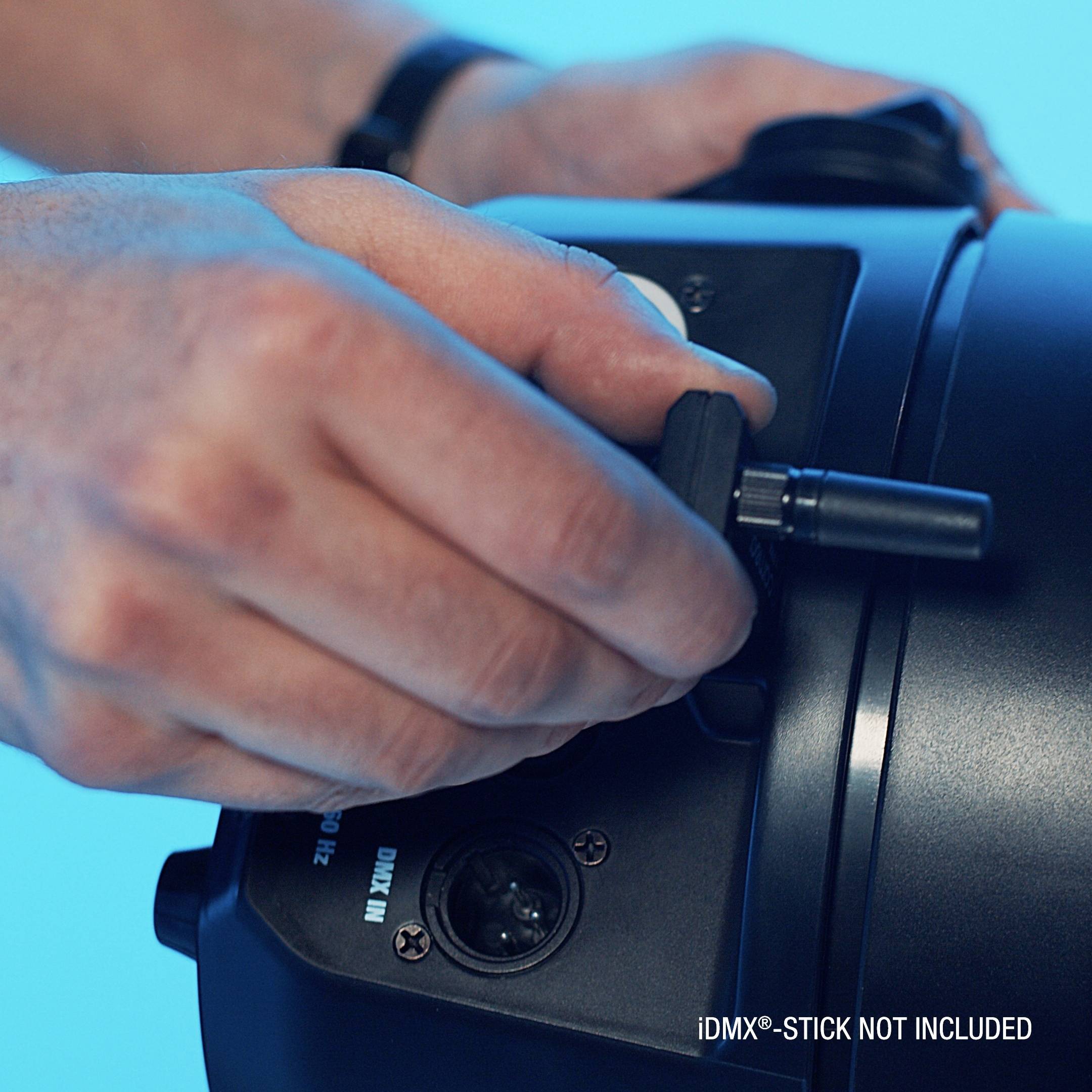Eine Hand hält eine kleine Antenne, die in einen elektronischen Gerätedock eingesteckt ist. Text auf dem Bild: 'iDMX®-Stick nicht enthalten'.