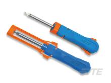 Zwei Lötpumps in Blau und Orange, nebeneinander liegend.