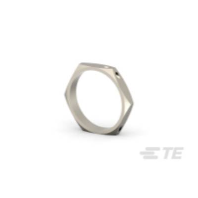 Ein silberfarbener, sechseckiger Ring mit glatter Oberfläche liegt seitlich auf. Minimalistisches Design vor neutralem Hintergrund.