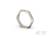Ein silberfarbener, sechseckiger Ring mit glatter Oberfläche liegt seitlich auf. Minimalistisches Design vor neutralem Hintergrund.