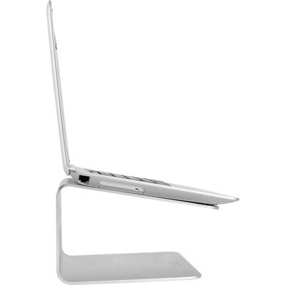 'Ein silberner Laptop steht geöffnet auf einem modernen, minimalistischen Laptopständer, der den Bildschirm auf Augenhöhe hebt.'