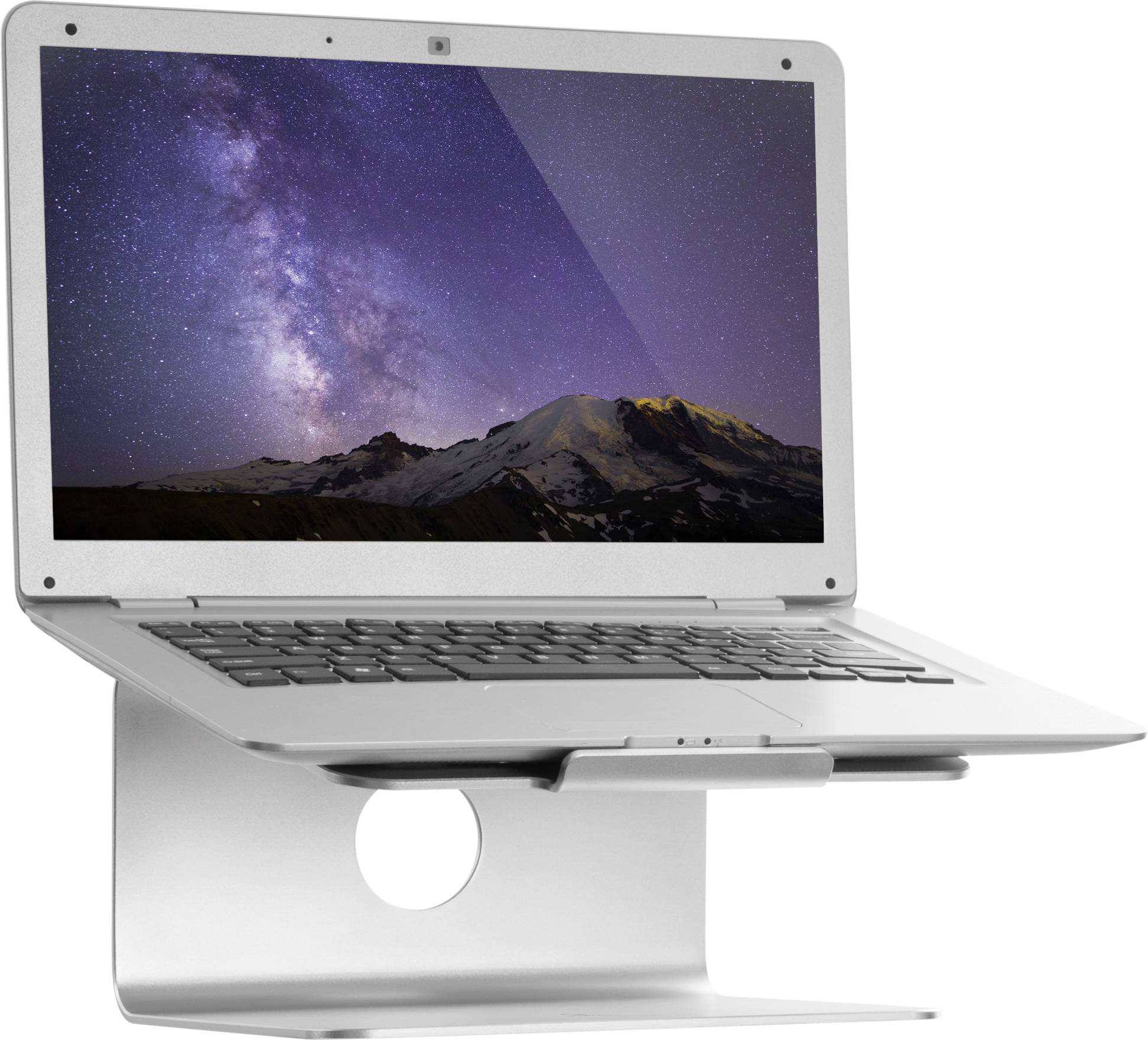 Ein Laptop auf einem Ständer zeigt ein Bild der Milchstraße über einer Berglandschaft auf dem Bildschirm.