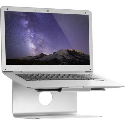 Ein Laptop auf einem Ständer zeigt ein Bild der Milchstraße über einer Berglandschaft auf dem Bildschirm.