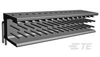 Eine graue, schmale Metallplattform mit Schlitzen, die sich diagonal über die gesamte Länge erstrecken. Sie könnte als Abdeckung oder Gitter dienen.