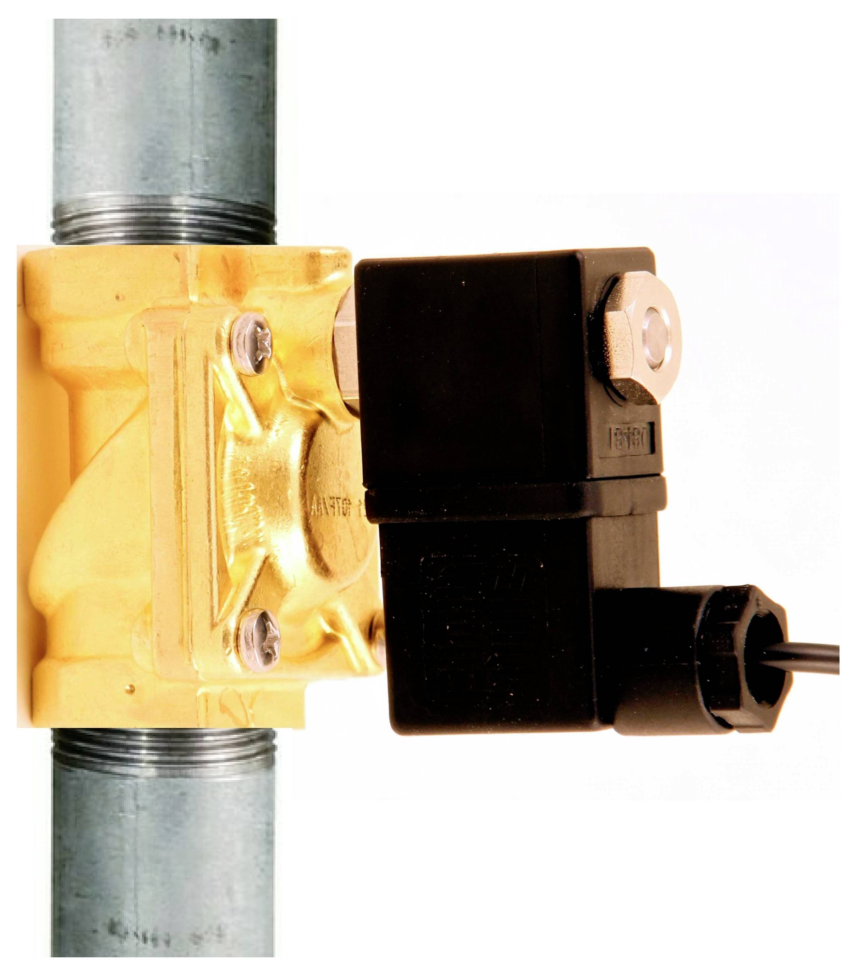 Nahaufnahme eines Messingsolenoidventils, das auf einem vertikalen Metallrohr montiert ist, mit einem schwarzen Elektrostecker und angeschlossenem Kabel.