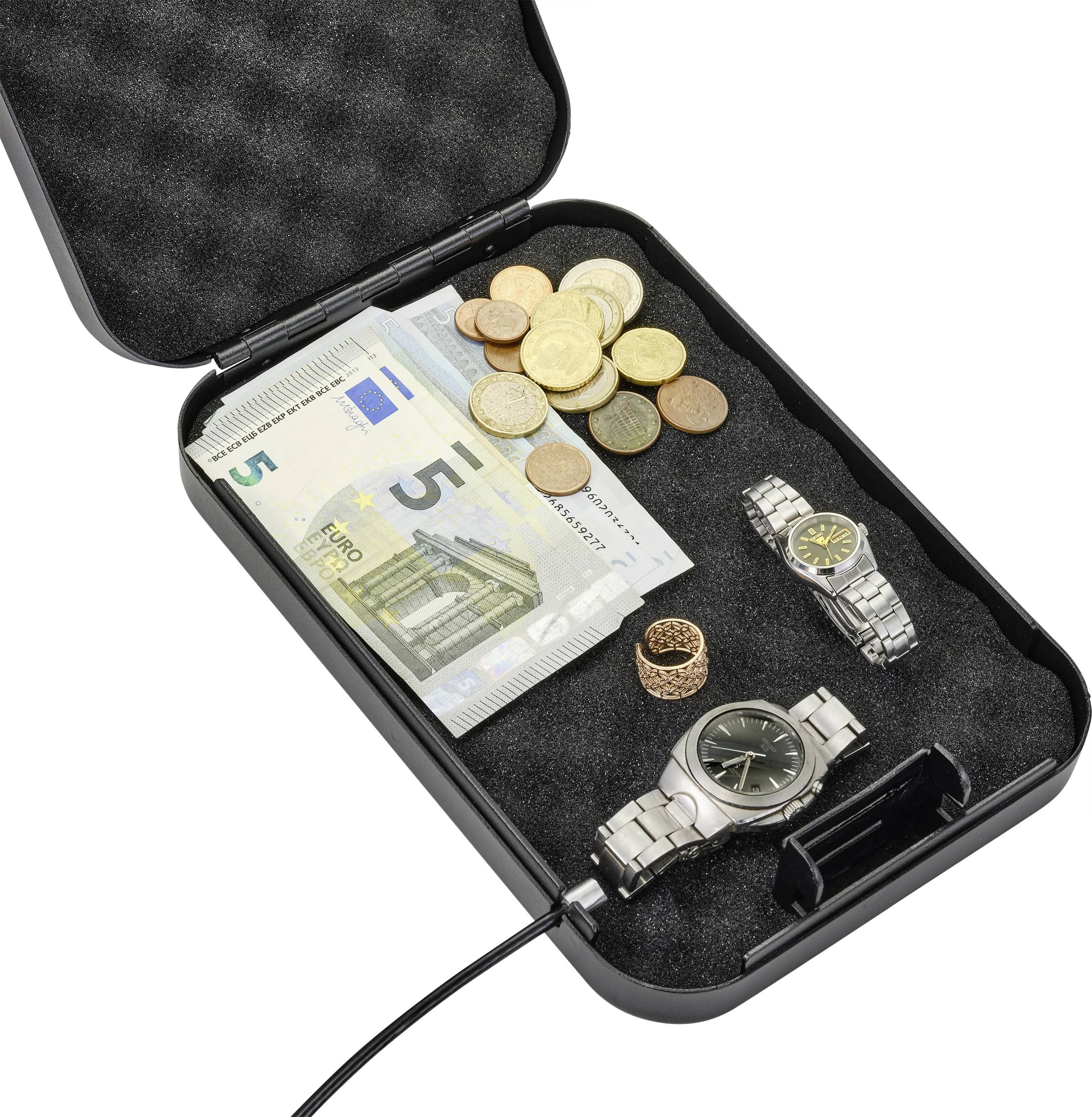 Offener Safe mit Bargeld, Münzen, zwei Uhren und einem goldenen Ring innen.