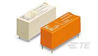 Zwei rechteckige Relais nebeneinander; eines ist weiß, das andere orange. Beide haben kleine Stifte an der Unterseite für elektrische Verbindungen.