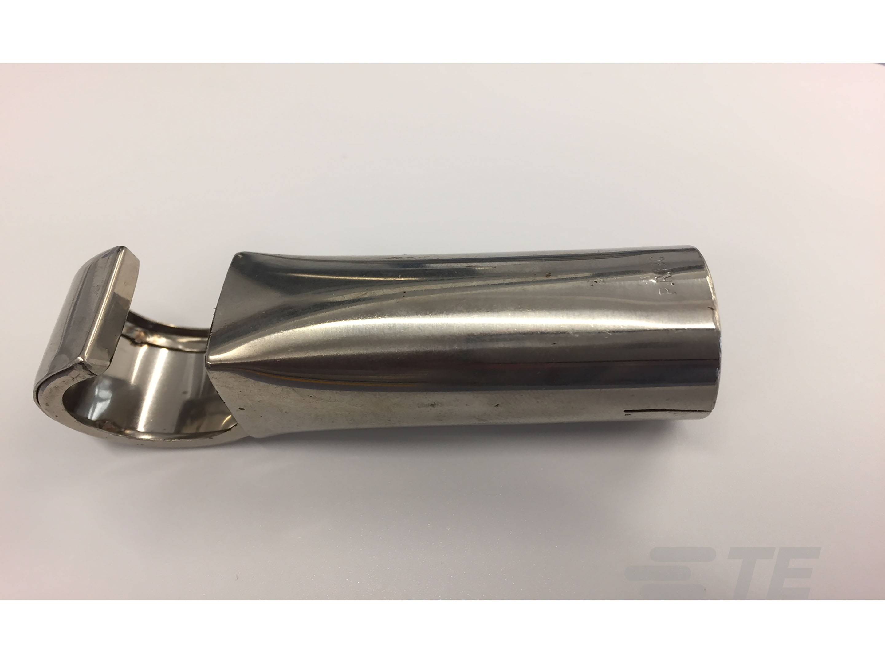 Metallisches Tracheostoma-Ventil in zylindrischer Form auf weißem Hintergrund. Eignet sich zur Unterstützung der Atmung bei Tracheostomie.