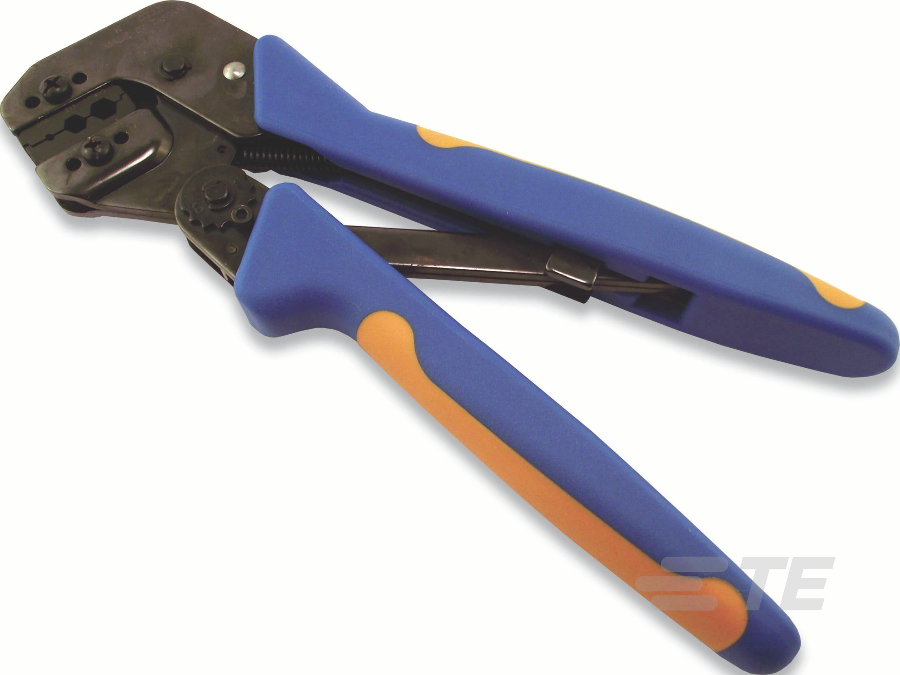 Eine blaue und orange Crimpzange mit Metallbacken, verwendet zum Abklemmen und Verbinden von elektrischen Steckverbindern.