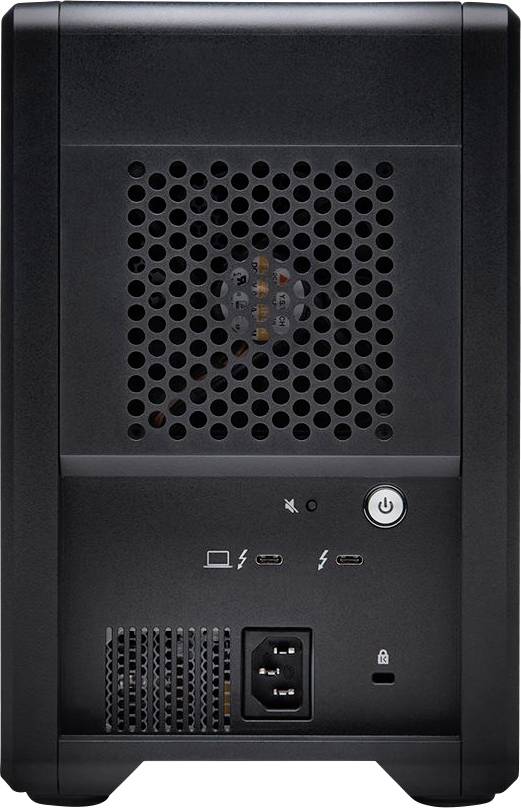 Rückseite eines schwarzen Computergehäuses mit Lüftungsgitter, Netzanschluss und mehreren Anschlüssen, darunter USB-C und ein Ein-/Ausschalter.