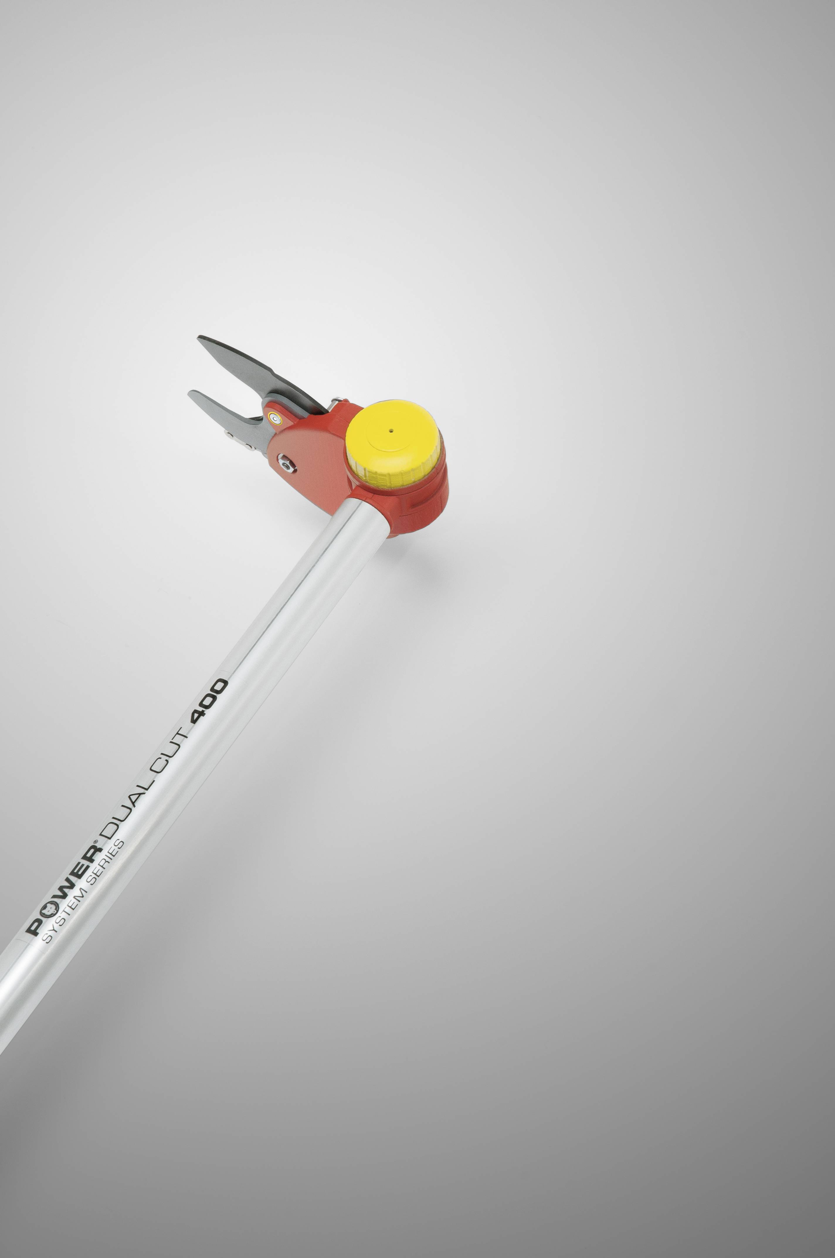Astschere mit rotem Griff und gelber Abdeckung auf grauem Hintergrund. Text auf Schere: 'POWER DUAL CUT 400'.
