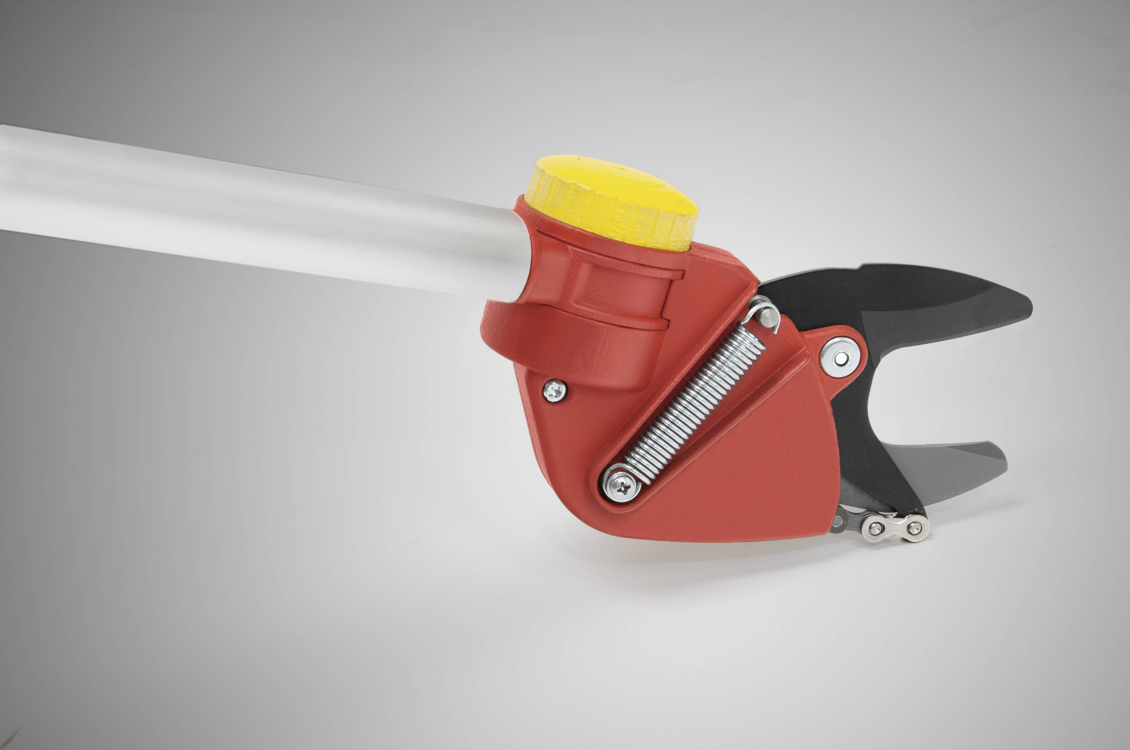 Rote Baumschere mit gelbem Drehknopf und silbernem Griff auf grauem Hintergrund.