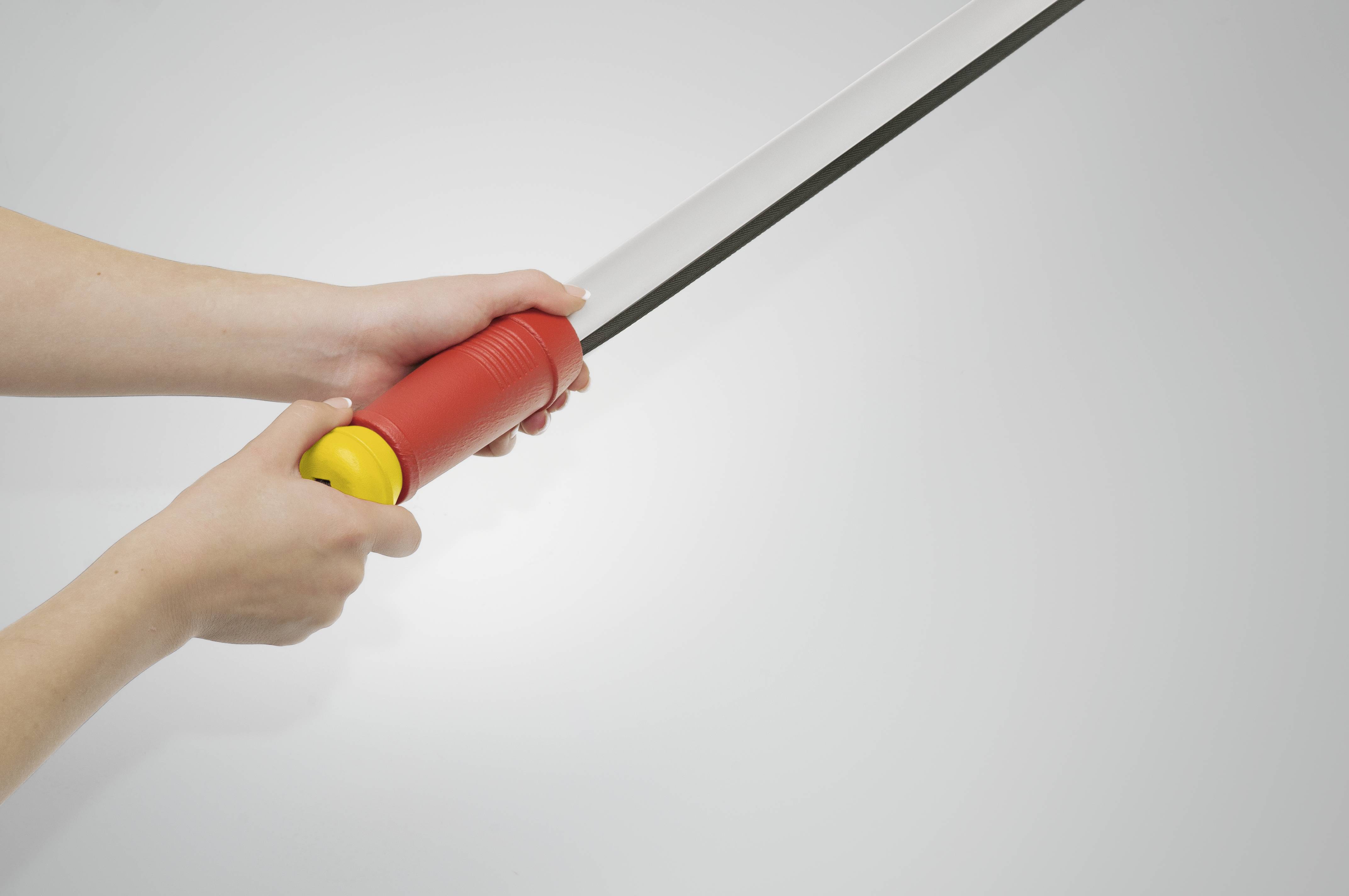 Hände halten ein rotes und gelbes Lichtschwert im Griffbereich. Der Hintergrund ist neutral grau.