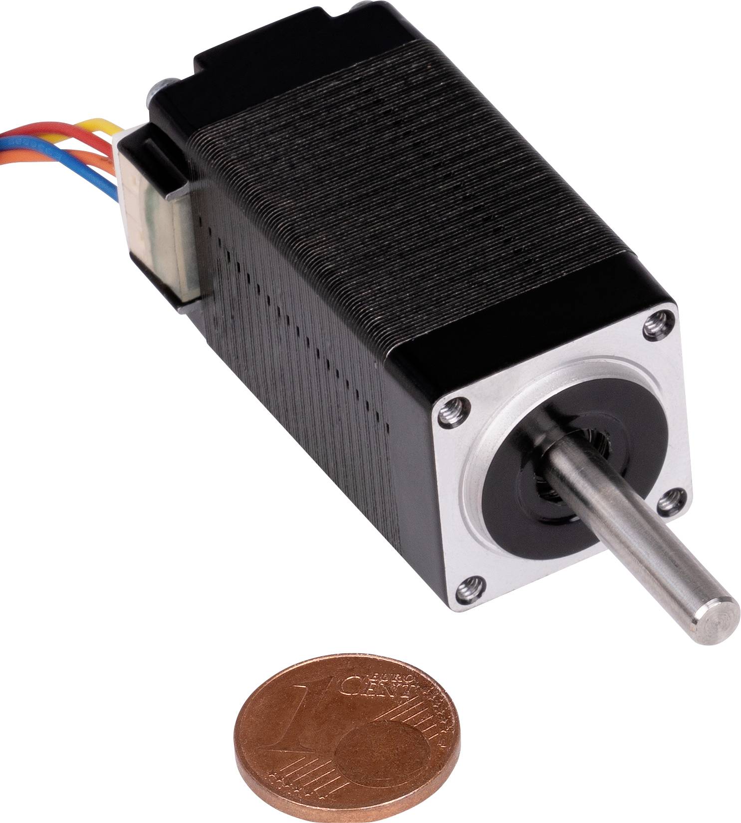 Schrittmotor mit Kabeln und Elektronik daneben, verglichen mit einer Euromünze für Größenvergleich.