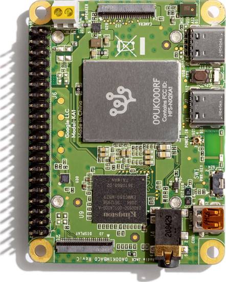 Kompaktes Mikrocontroller-Board mit verschiedenen elektronischen Komponenten und Anschlüssen, geeignet für programmierbare Anwendungen.