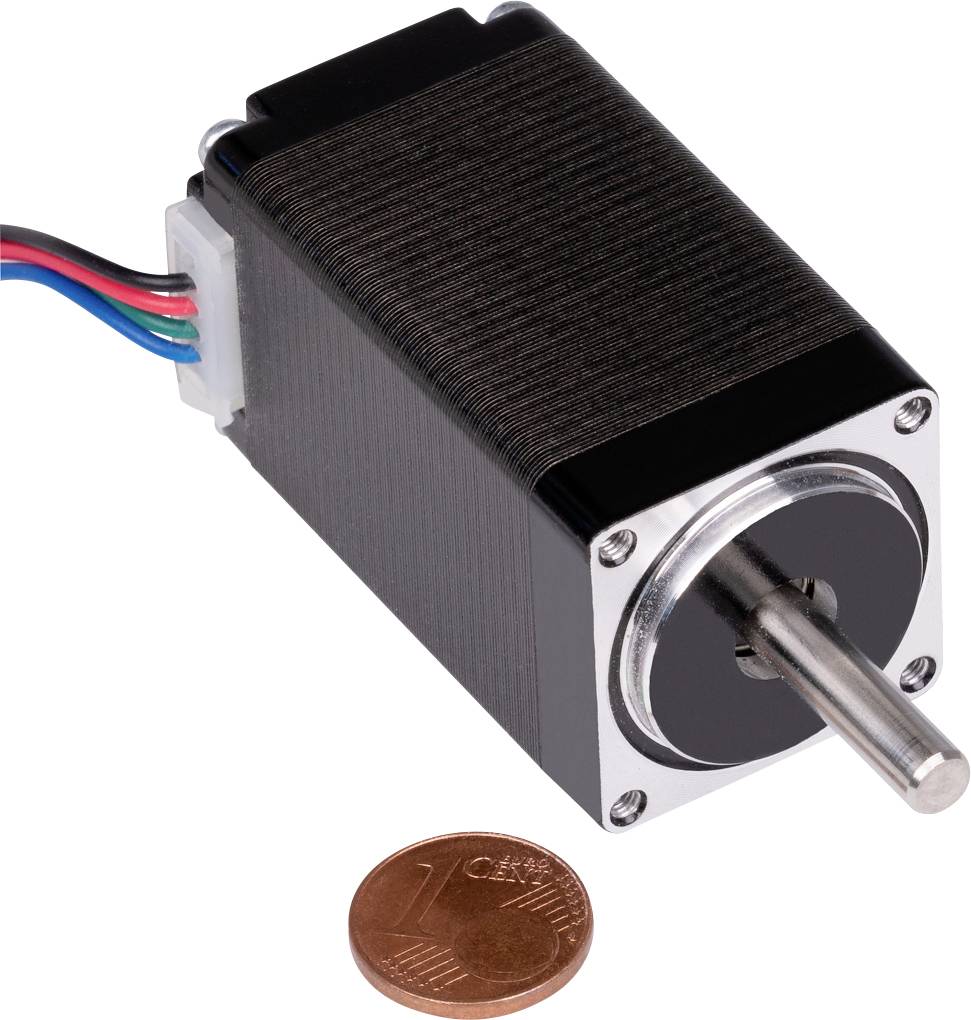 Ein schwarzer Schrittmotor mit Metallwelle, daneben eine Ein-Cent-Münze zum Größenvergleich. Der Motor hat bunte Kabel.