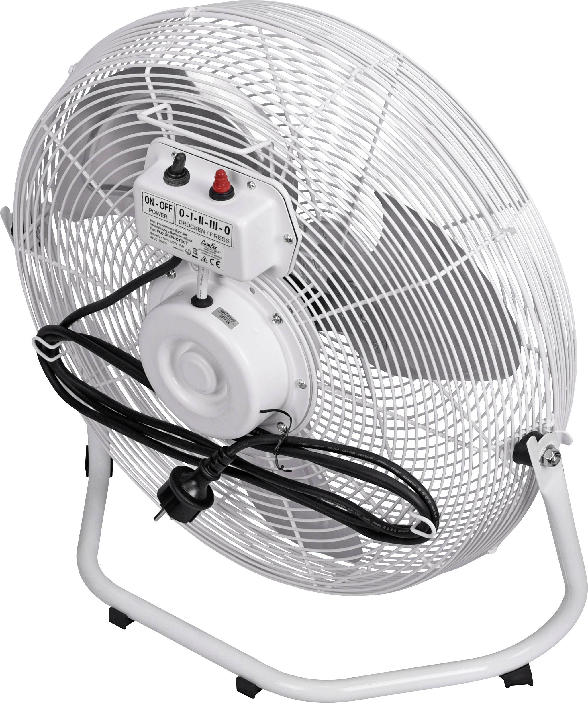 Ein weißer Standventilator mit drei Geschwindigkeitsstufen, kippt leicht nach hinten. Das Stromkabel ist um den Fuß gewickelt.