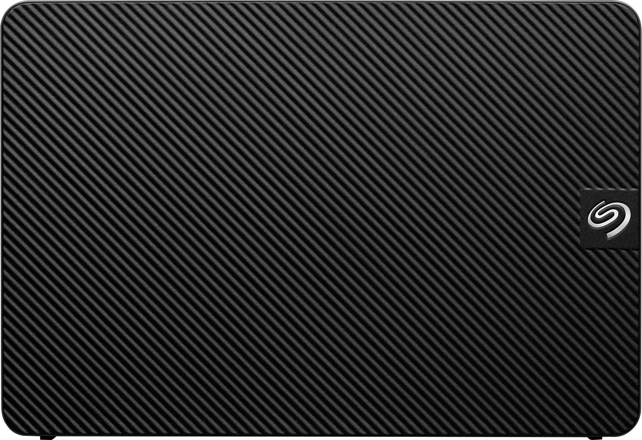 Eine schwarze externe Festplatte mit geriffelter Oberfläche und kleinem Logo in der unteren rechten Ecke.