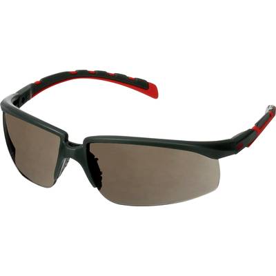 Eine Sonnenbrille mit dunkel getönten Gläsern und schwarz-rotem Gestell. Sie bietet UV-Schutz und eignet sich für Outdoor-Aktivitäten.