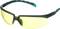 Eine Schutzbrille mit gelben Gläsern und schwarzem Rahmen, verstärkt mit blauen und roten Details, zeigt moderne Schutzoptik.