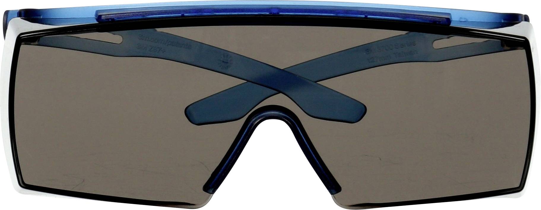 Sonnenbrille mit großem, rechteckigem, dunklem Glas und blauem Rahmen.