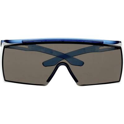 Sonnenbrille mit großem, rechteckigem, dunklem Glas und blauem Rahmen.