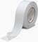 Große Rolle weißes Klebeband, teilweise abgerollt. Ideal zur Abdichtung, Bündelung und Reparaturen.
