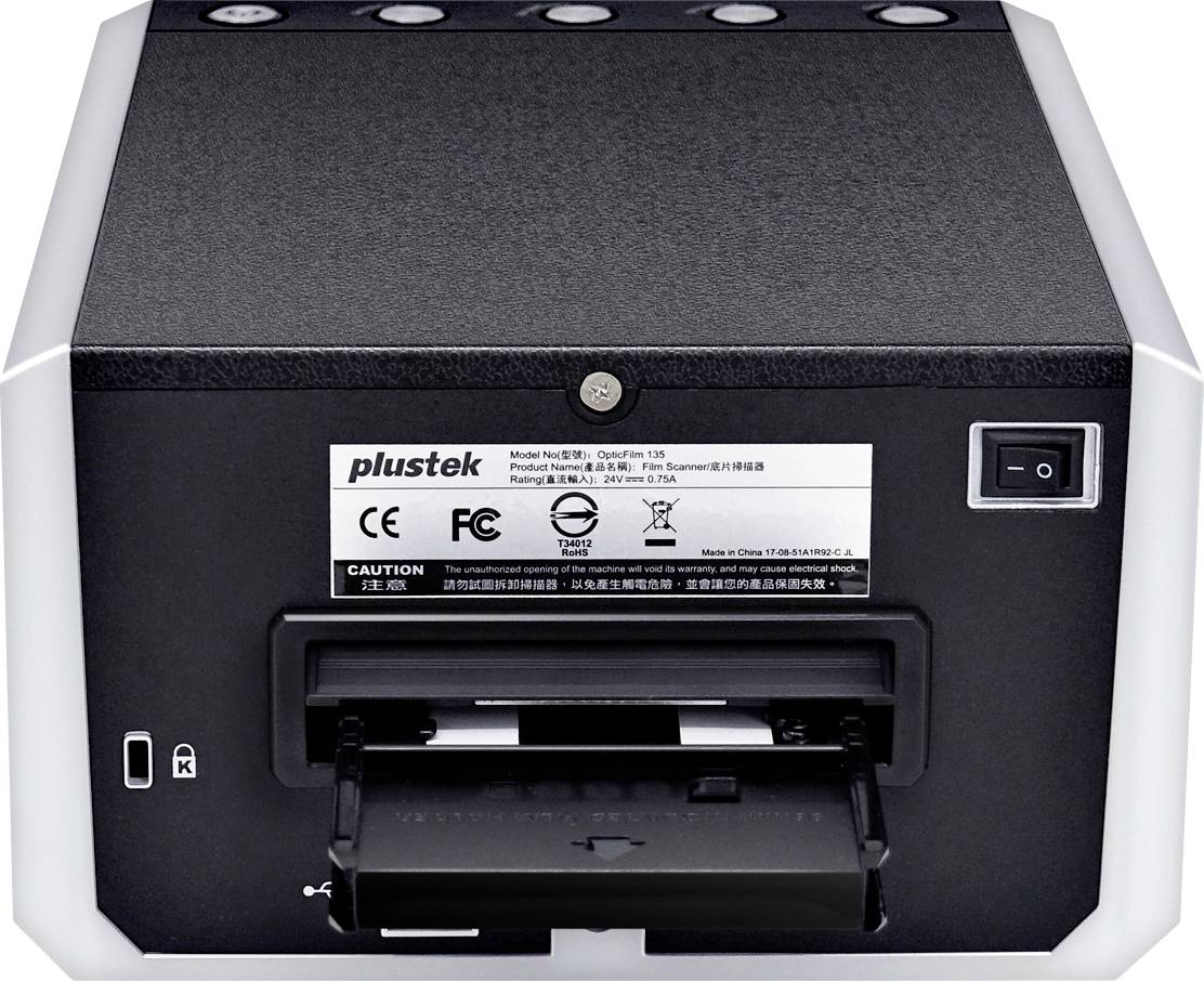 Ein Dokumentenscanner mit geöffnetem Einzugsschacht ist zu sehen. Markenaufkleber und verschiedene Zertifizierungslogos sind angebracht.