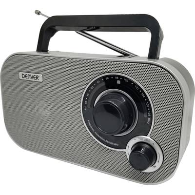 Ein tragbares, silbernes Radio mit schwarzen Lautstärkereglern und einer Antenne; Markenname 'Denver' sichtbar.