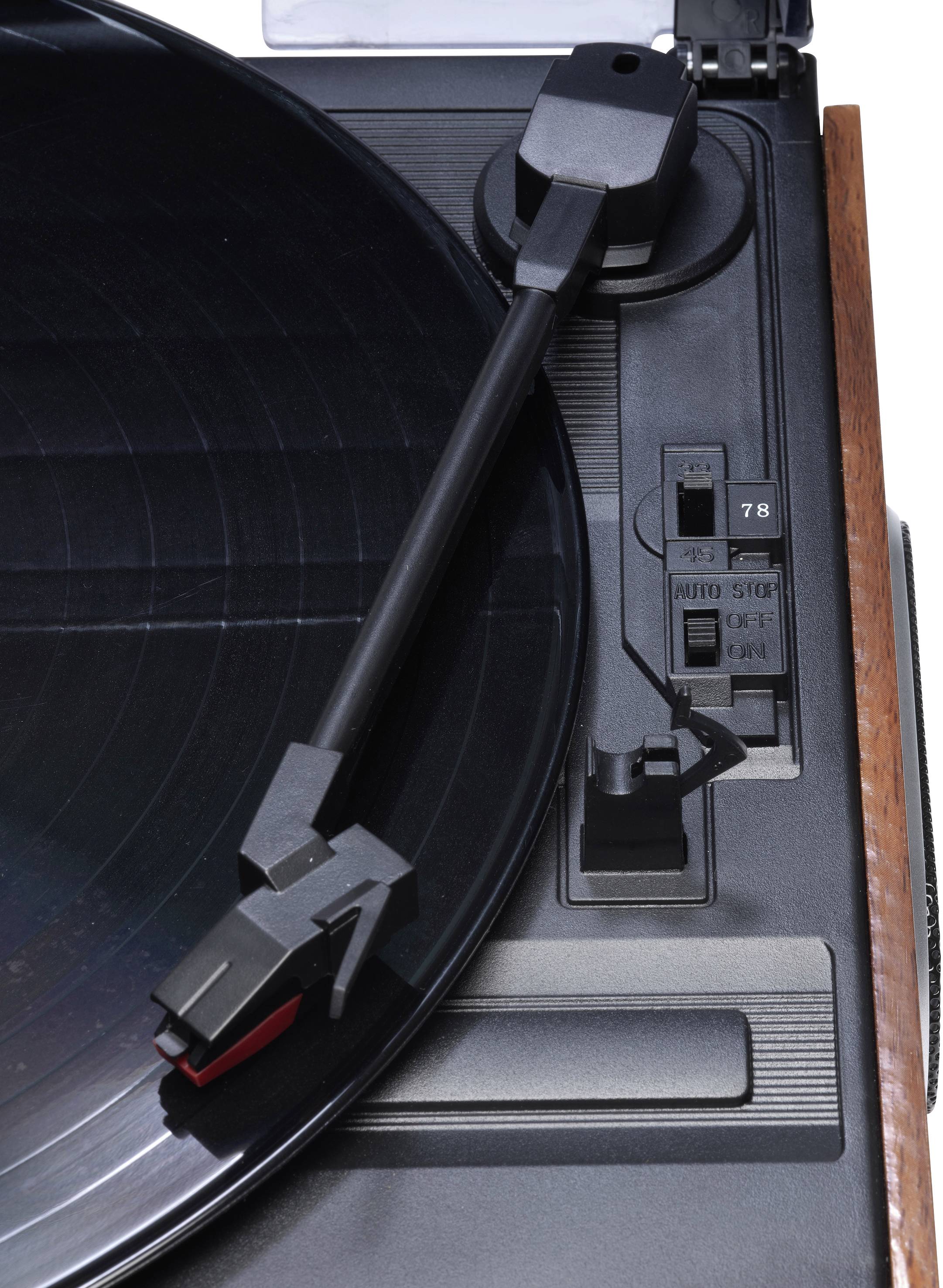 Plattenspieler mit Vinyl-Schallplatte, Tonarm zum Abspielen positioniert, Nahaufnahme von Bedienelementen und Nadel.