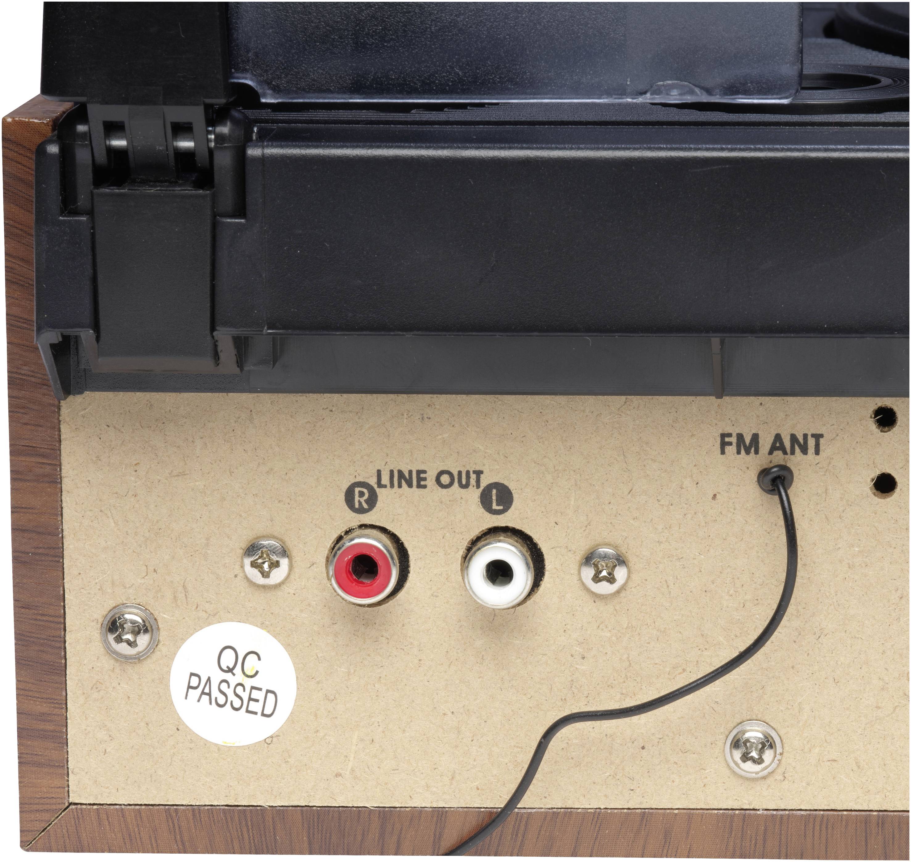 Ein Holzkastenrückseite mit Audioanschlüssen: zwei Cinch-Buchsen mit 'R LINE OUT' und 'L', und ein Anschluss für 'FM ANT'. Ein Aufkleber mit 'QC PASSED' ist zu sehen.